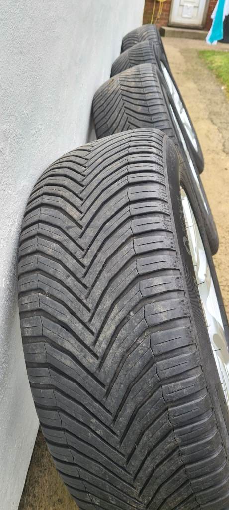 Michelin Cross Climate 255/55 R19 and Genuine Land Rover Alloys to fit Discovery 4 & 3 & 5