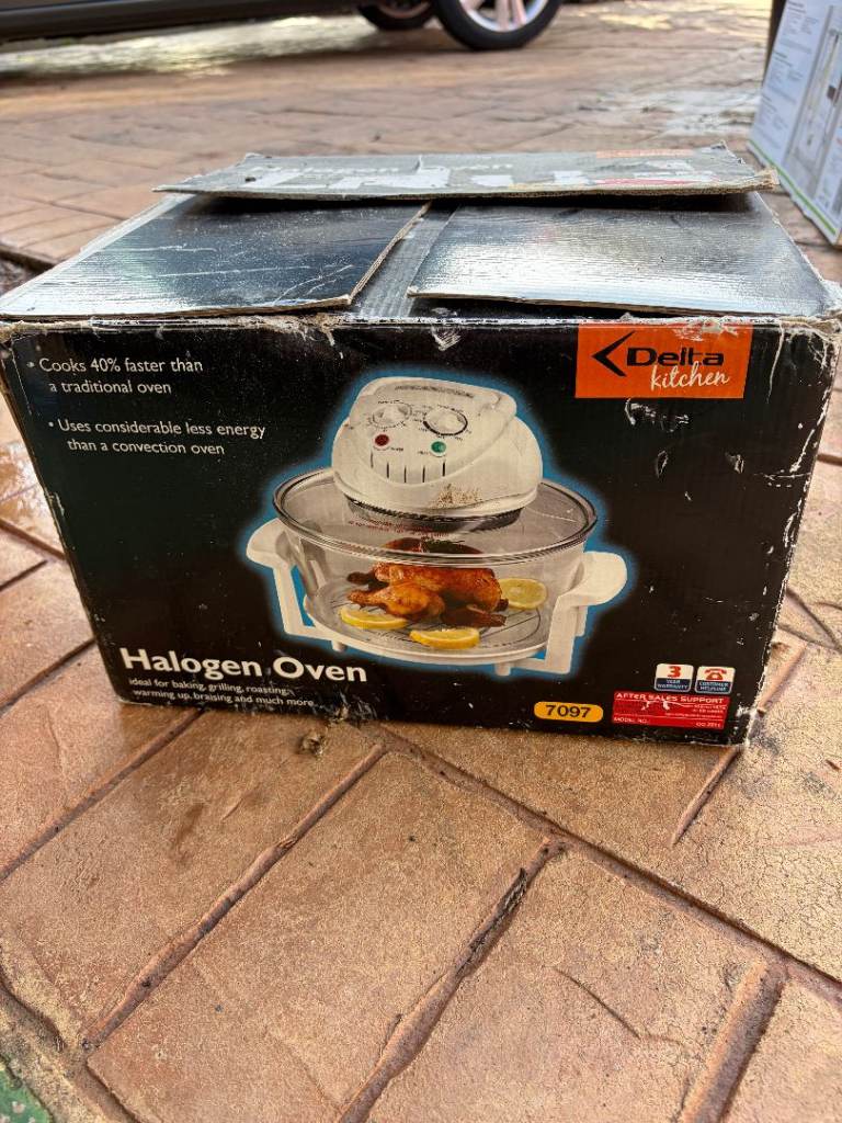 HALOGEN OVEN BOXED NEVER USED, LID SLIGHTLY AGE SPOTTED