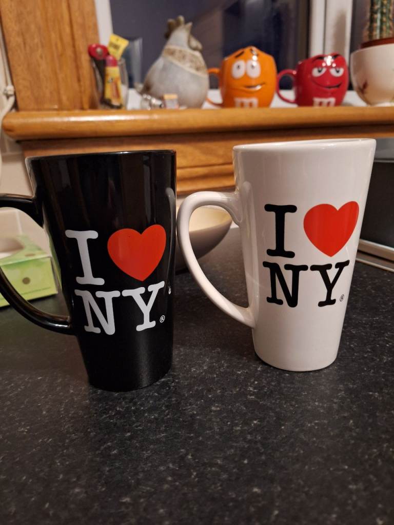 2 cups from new york unused 1  black 1 white and 1 glass still boxed hard rock 