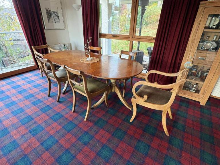 Mahogany Extendable Dining Table with 8 Chairs 