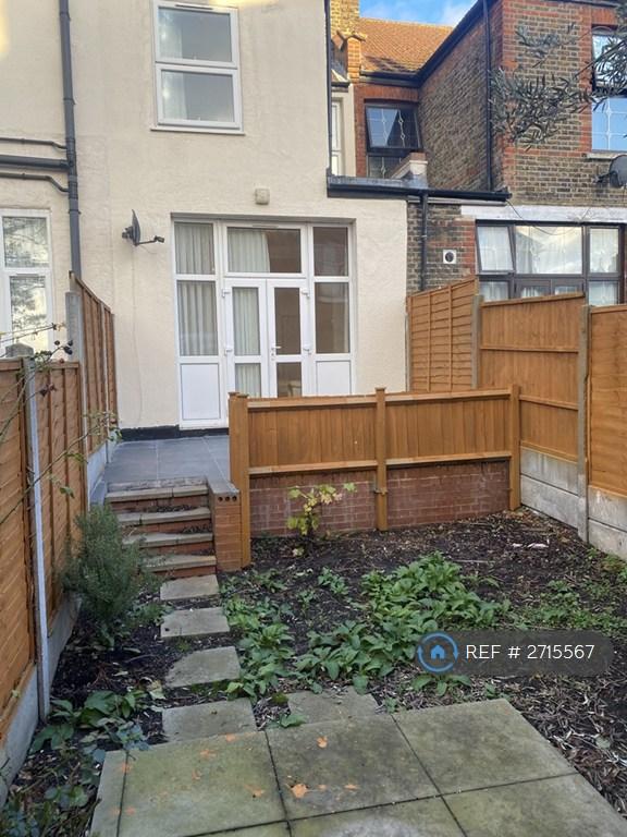 3 bedroom house in Boscombe Avenue, London, E10 (3 bed) (#2715567)