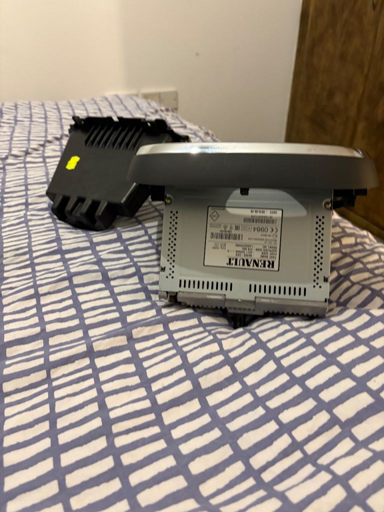 Renault OEM Touchscreen / Media Display + Trim & Mount 