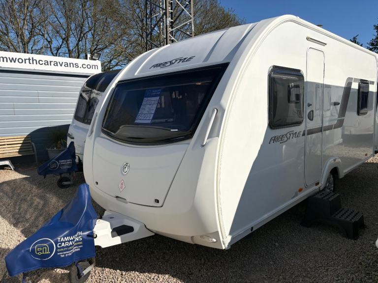 SWIFT FREESTYLE S5 TD - 5 BERTH CARAVAN, REAR LOUNGE AREA + CORNER WASHROOM 