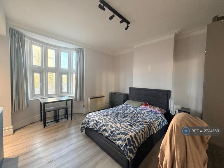 Studio flat in High Street, London, W3 (#2704889)