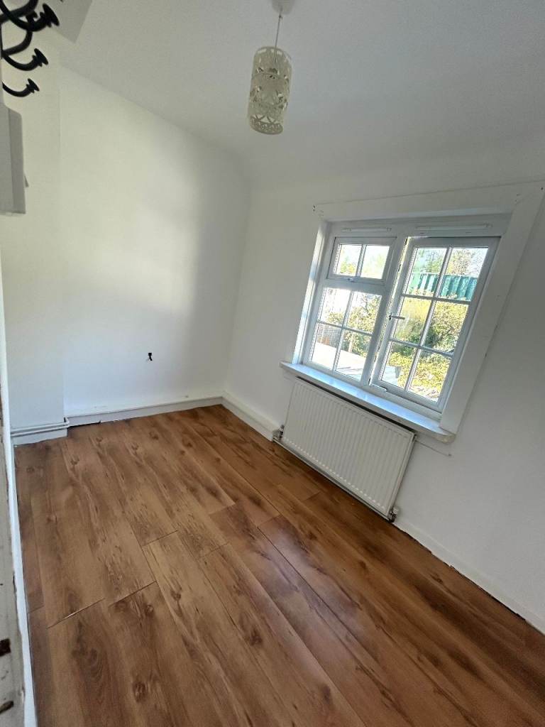 Lovely Double Room to let in East Acton, Working Professional, Only £850 per month.  including bills