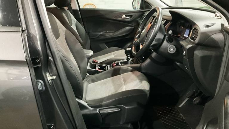 2019 Vauxhall Grandland X 1.2 Turbo GPF SE SUV 5dr Petrol Manual Euro 6 (s/s) (130 ps) 1 FORMER O...