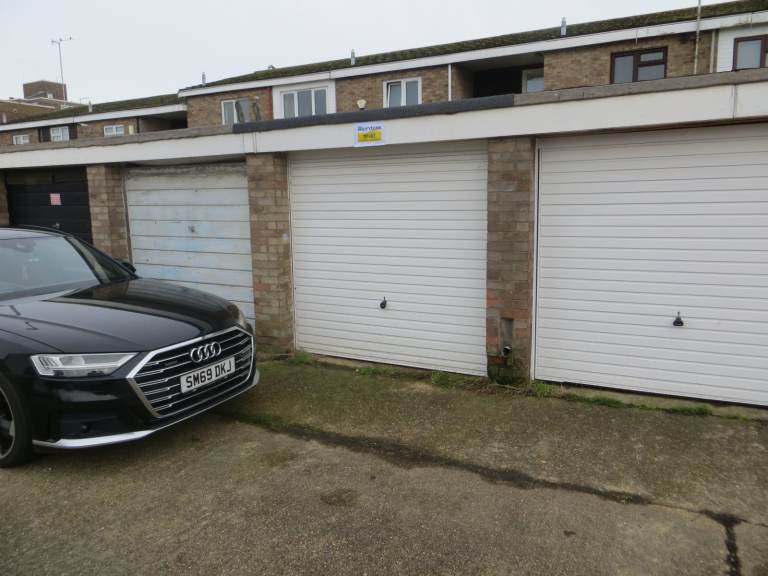 Reduced! SS14 ~ Lock up Garage ~ Rose Acre ~ Basildon ~ SS14 ~ Easy access ~ Newish roof & door ! 