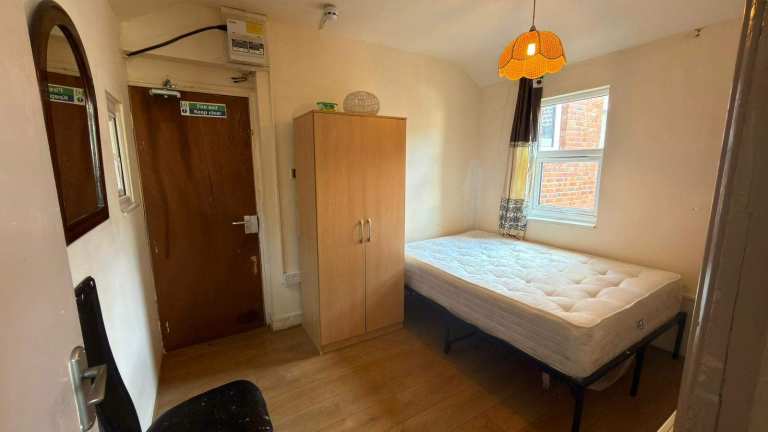 Large Self-Contained Studio with Private Balcony | Kilburn – DSS WELCOME