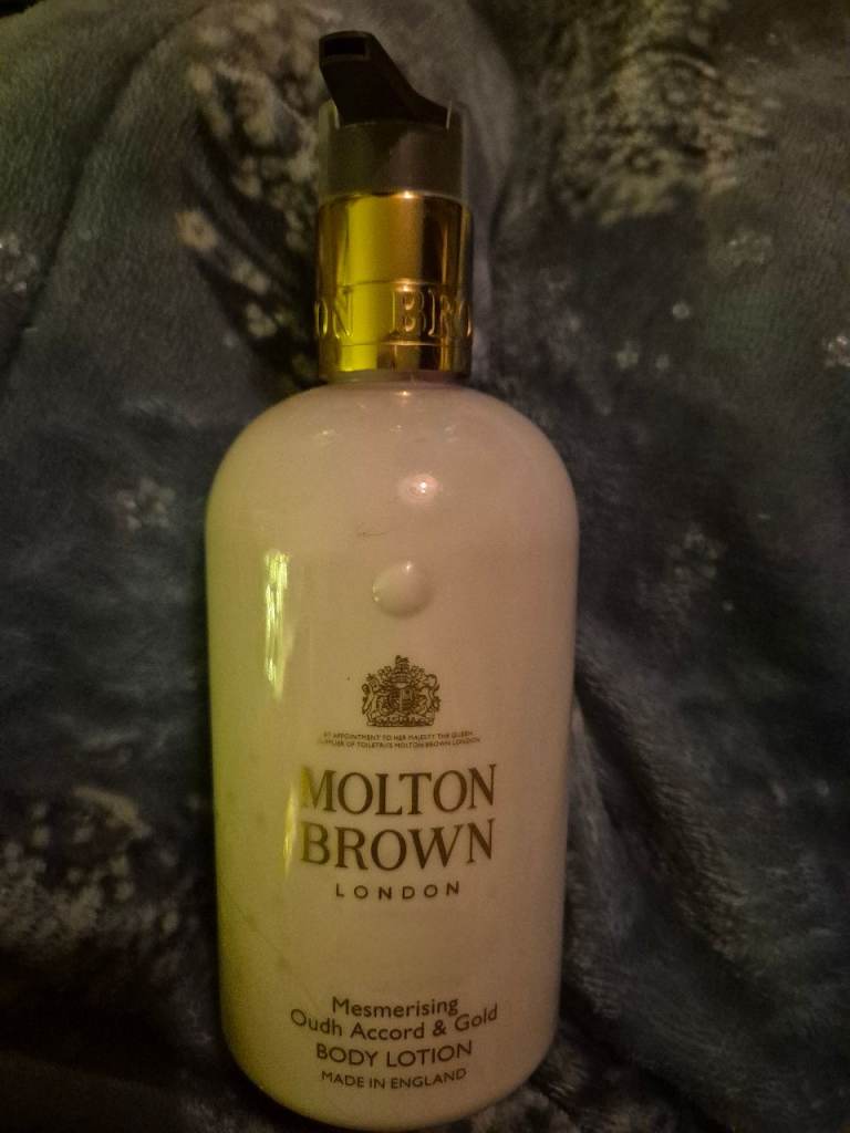 Molton Brown Mesmerising Oudh Accord & Gold Body Lotion. 300ml