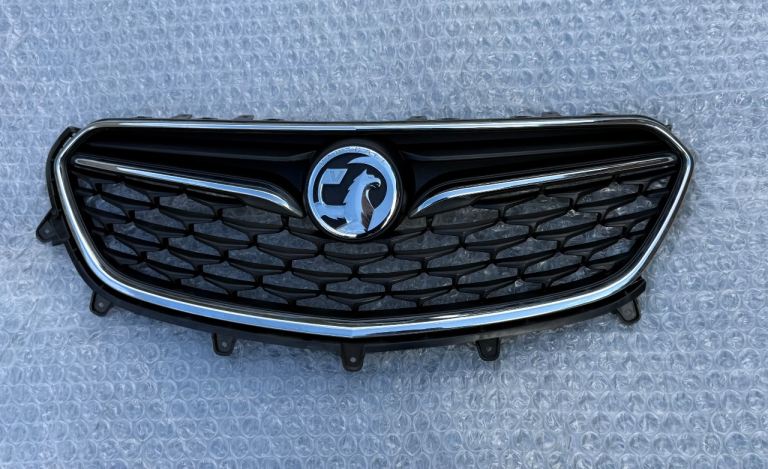 GENUINE VAUXHALL MOKKA 2016- 2019 BUMPER MAIN  GRILLE CHROME P/N  42517844. 