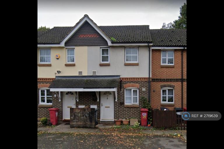 2 bedroom house in Stranraer Gardens, Slough, SL1 (2 bed) (#2719639)