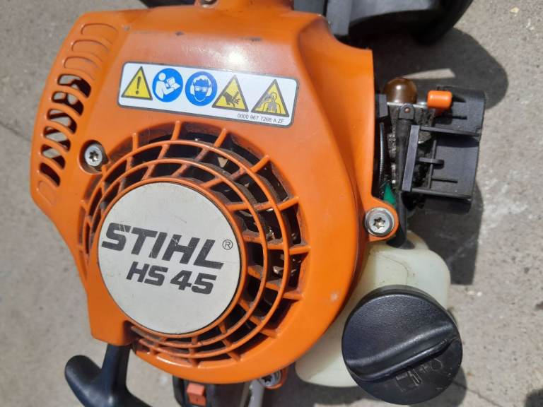 Stihl petrol hedge cutter runs but handlebar cracked and could do with bottom blade changing 