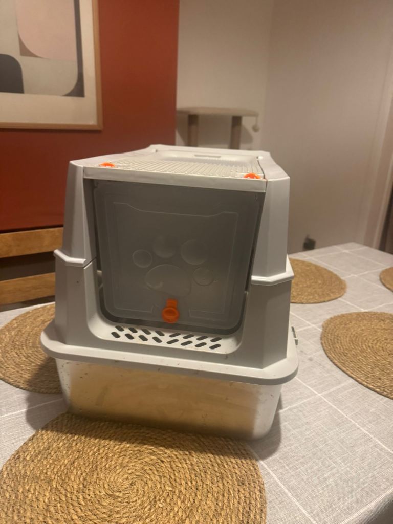 XL cat litter kit for sale in Old Trafford 