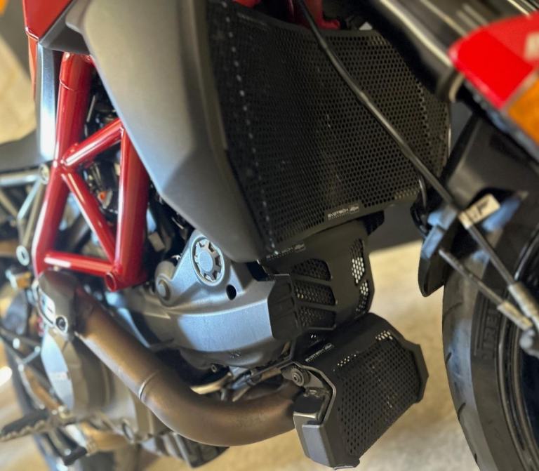 STUNNING LOW MILEAGE 2019/19 DUCATI HYPERMOTARD 950 MOTORCYCLE 