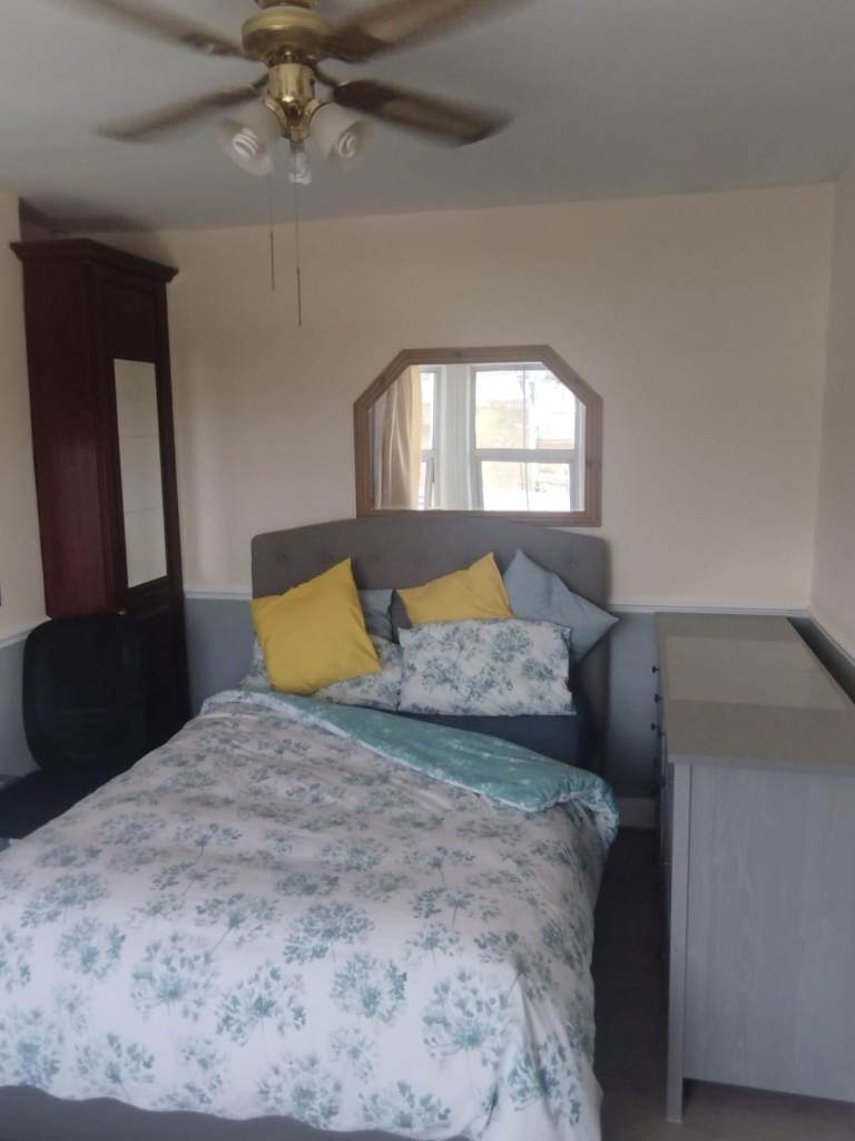 Bright and airy room to rent