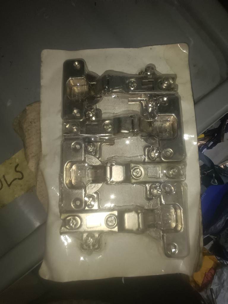 Kitchen hinges 4 pack £3