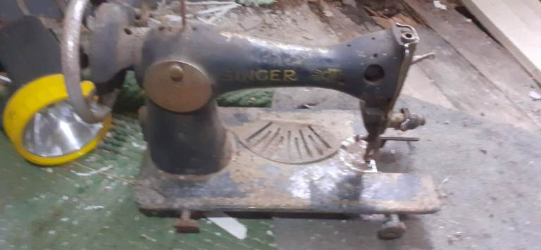 Singer Sewing Machine – Antique Cast Iron (Project/Display) 1900s - 1930s