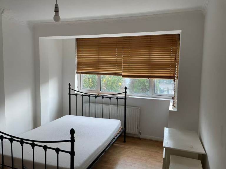 Loving Super double room to rent for a professional including bills in a shared house