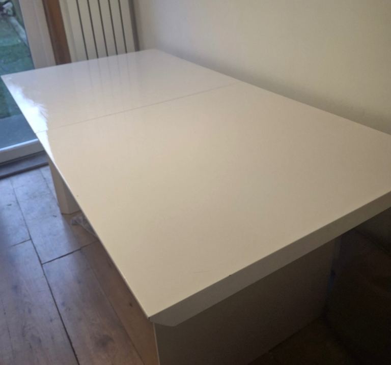 Dining room extendable table