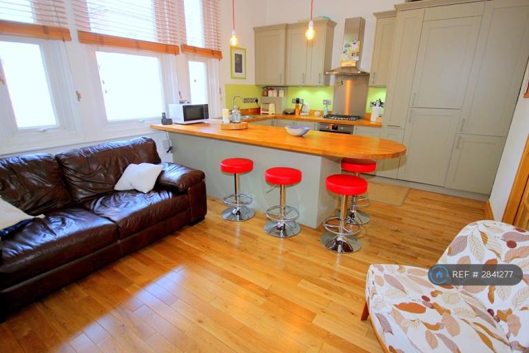 2 bedroom flat in Greyhound Lane, London, SW16 (2 bed) (#2841277)