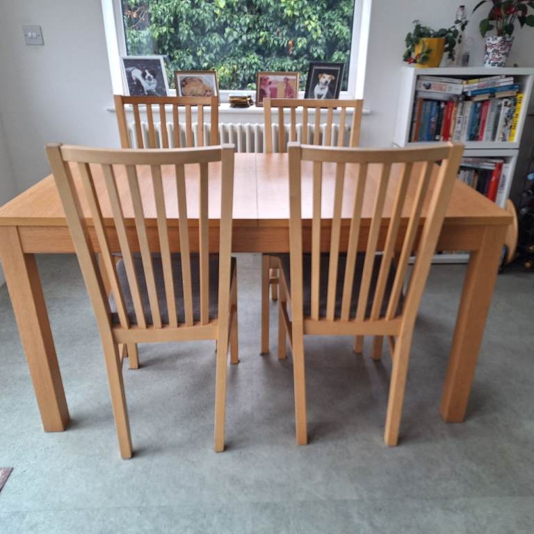 Dining table (extendable) and three chairs