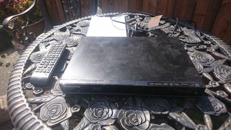 Samsung BD-J4500R Blu-ray DVD Player