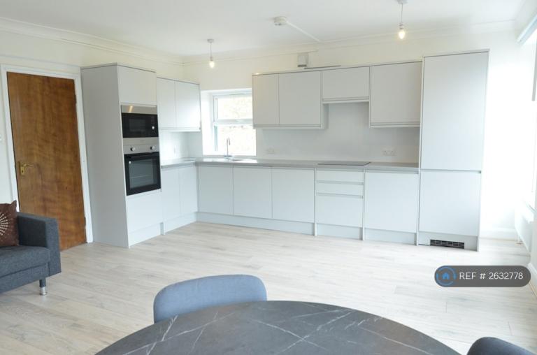 3 bedroom flat in Ealing Broadway, London, W5 (3 bed) (#2632778)