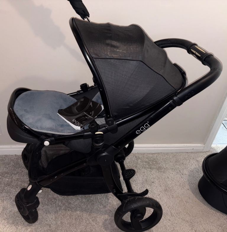 Jurassic Black egg pram/stroller 2 in 1 In Jurassic black 