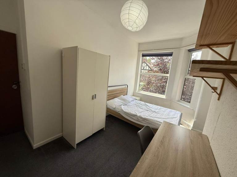Replacement student tenant needed. Large double room in Victoria Park £159 pw bills inc. 1st July