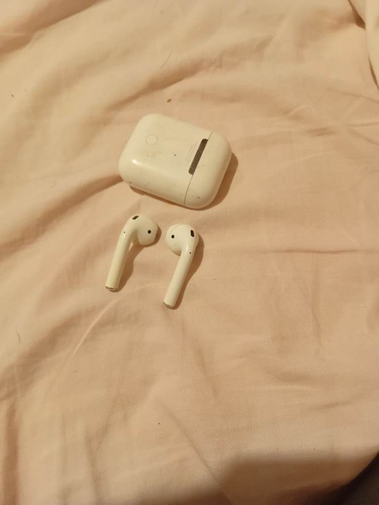 White apple air pods 