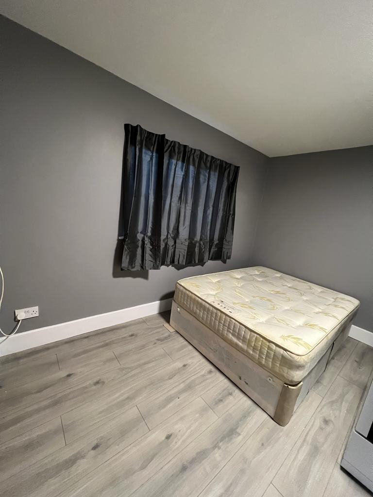 Studio Flat in Clewer Avenue, Windsor, Berkshire (SL4 3QB)