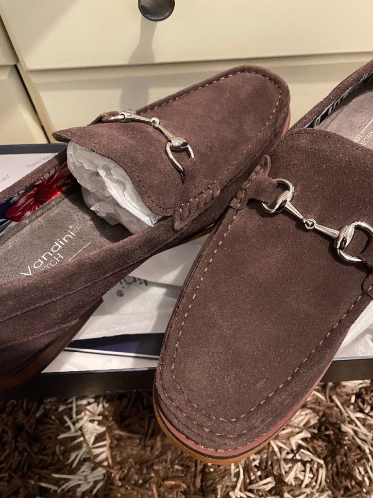 Men’s stylish loafers in suede 