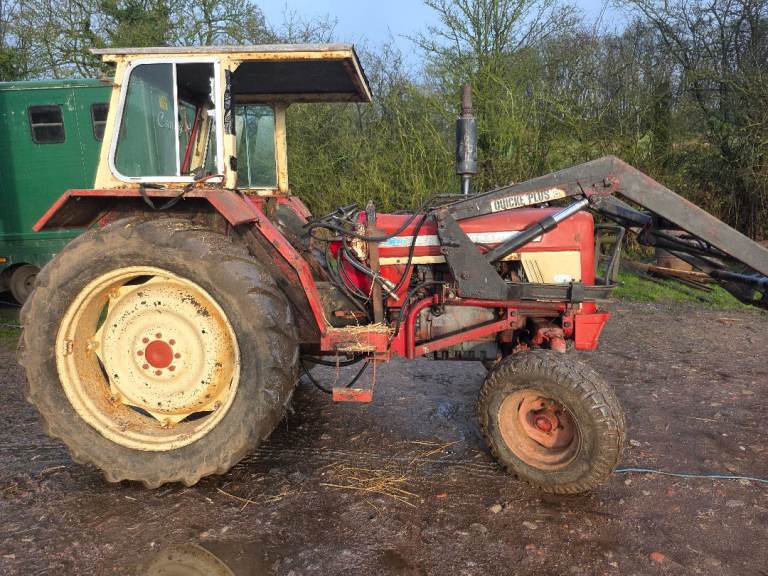 475 international  tractor with loader 