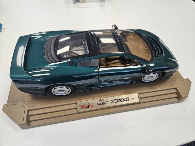 Maisto 1:12 Scale Jaguar XJ220 — 1992 — British Racing Green — Large Detailed Model
