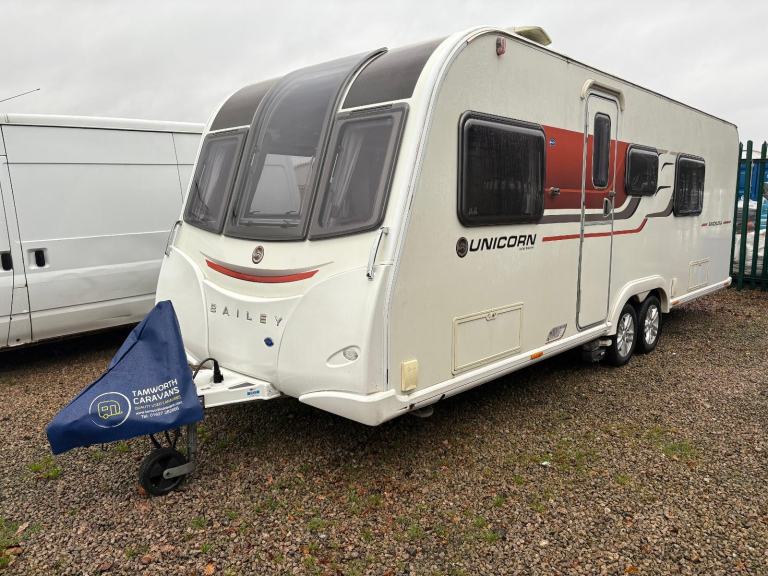 BAILEY UNICORN BARCELONA -TWIN AXLE- FIXED BED + END WASHROOM+ MOTORMOVER