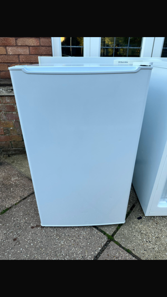 White undercounter fridge. In excellent working condition. With 12 months warranty. 