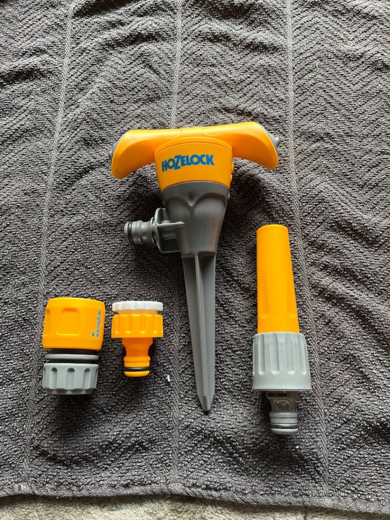 Hozelock garden sprinkler and fittings 
