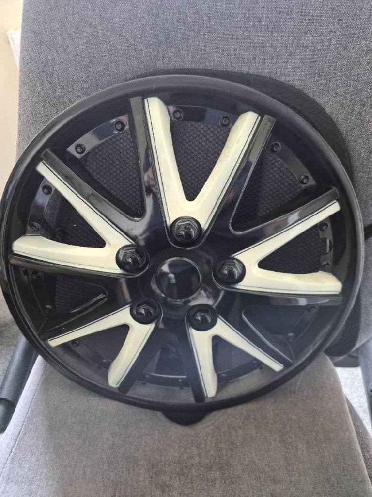 COSMOS VAUXHALL WHEEL TRIM HUB CAPS - SET OF 4.   14"  Used but in good condition 