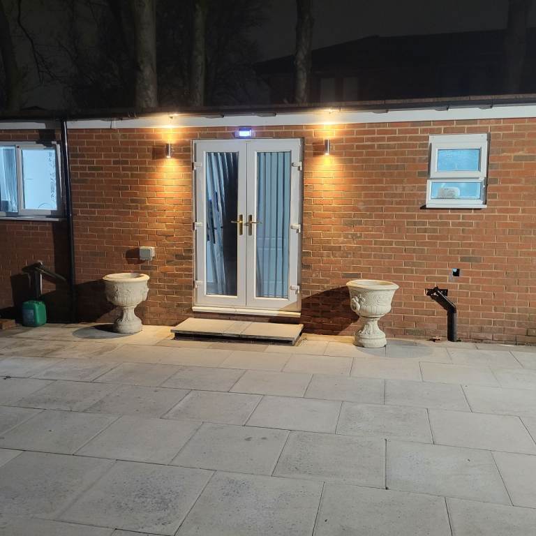 1 BED OUTHOUSE