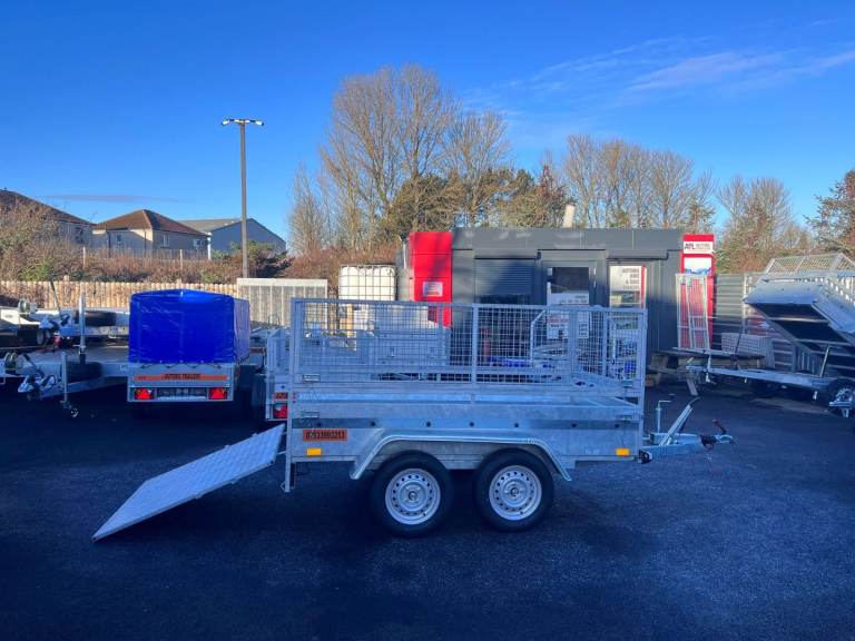 BRAND NEW 8,2FT X 4,3FT TWIN AXLE TRAILER WITH 60CM MESH AND RAMP 1300KG BRAKED