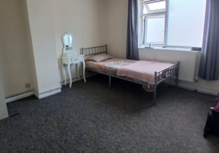 Spacious room near (Brunel or (Heathrow)