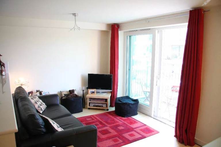1 bed flat in Ted Bates Rd SO14 with parking and sunny balcony - £1149pcm NO FEES