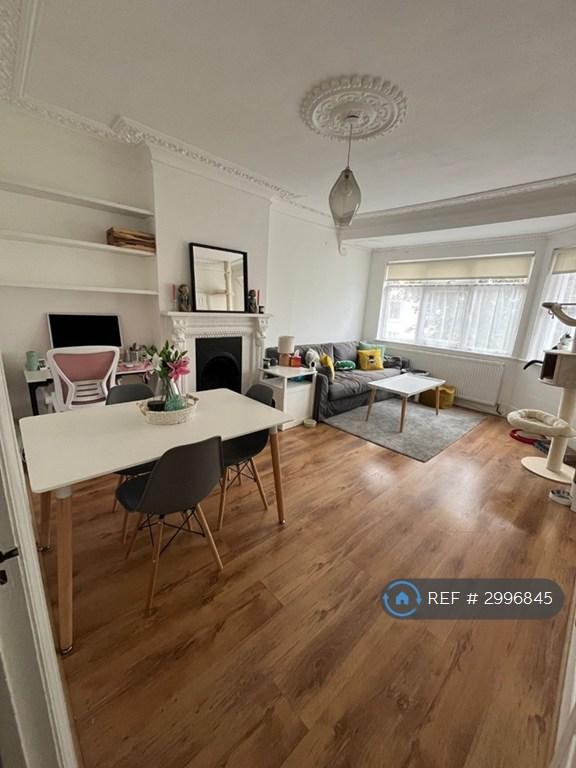 2 bedroom flat in Neeld Crescent, London, NW4 (2 bed) (#2996845)