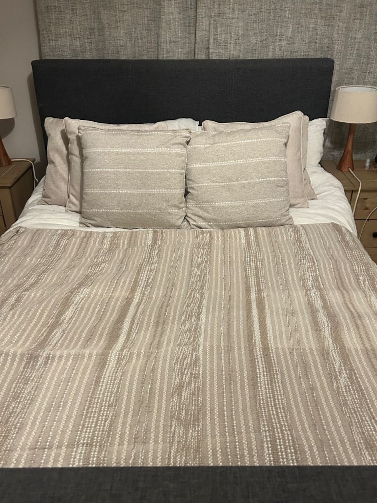 Double tv bed with tv included 