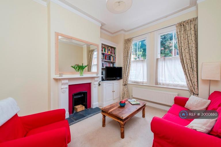2 bedroom flat in Battersea, London, SW8 (2 bed) (#3000880)
