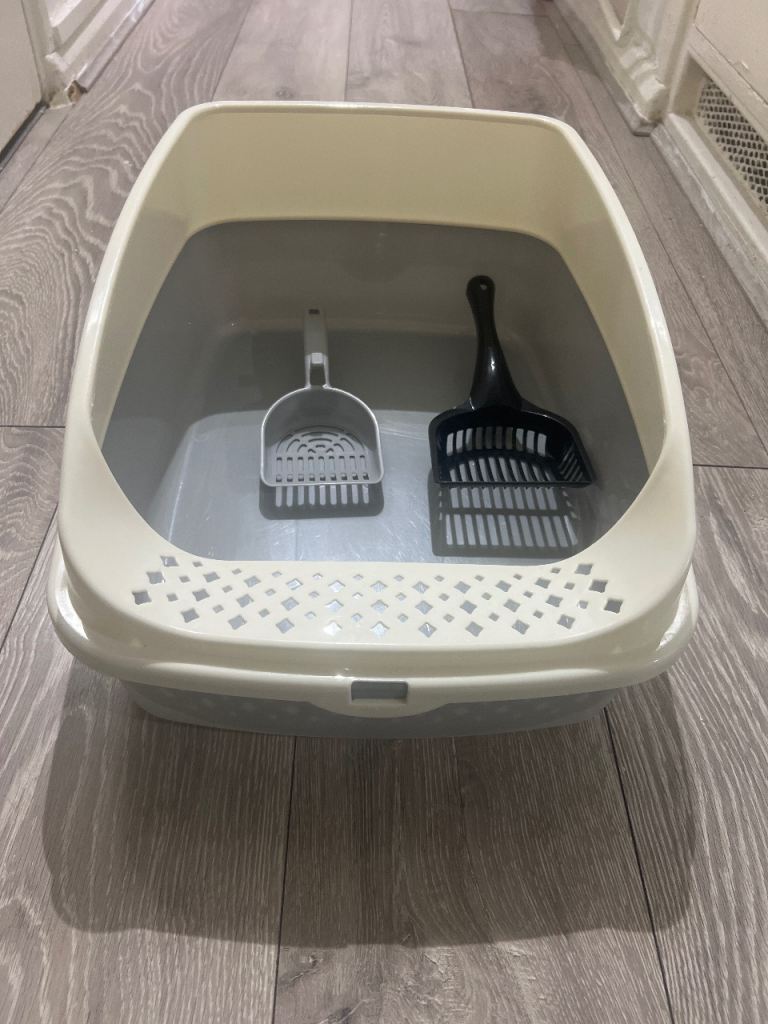 Large Cat Litter Tray with High Sides and Two Scoops
