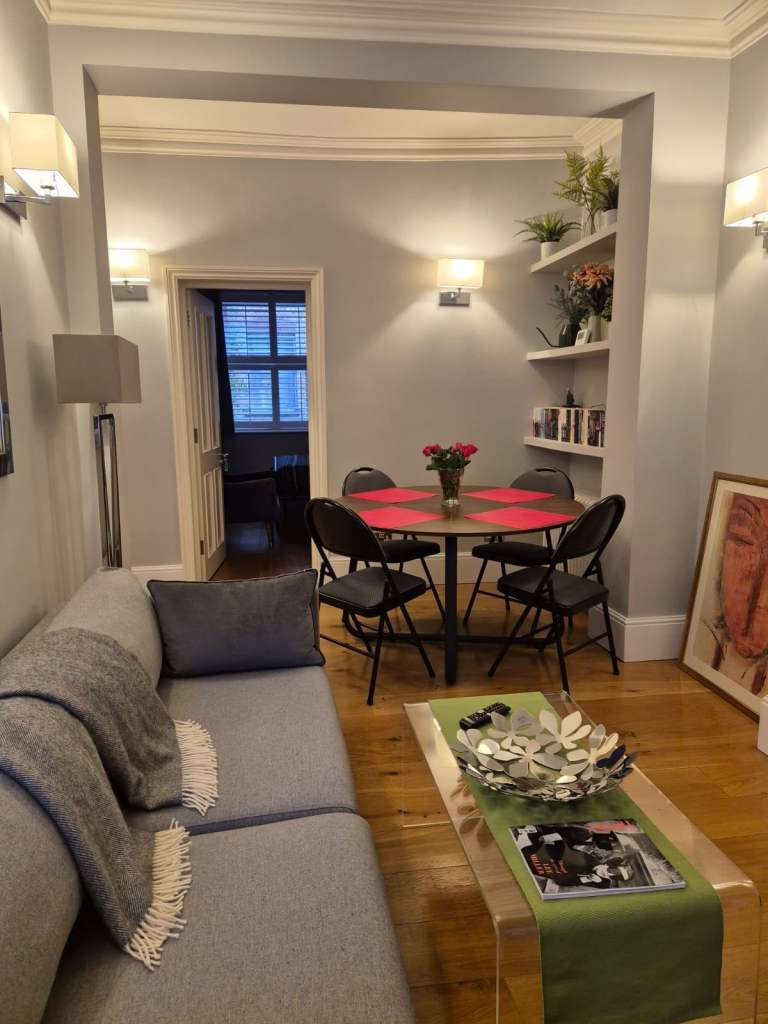 3 min walk from Vauxhall metro