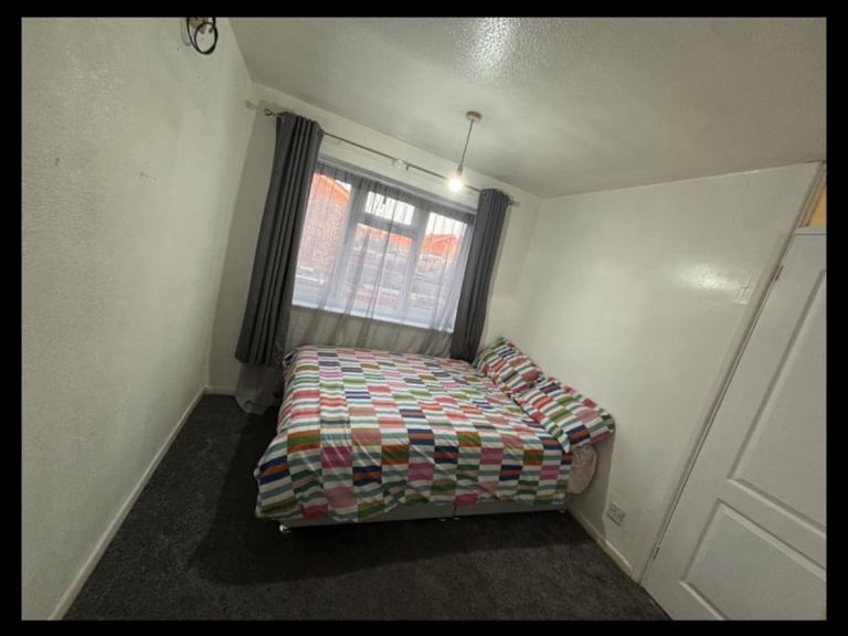 Room available to rent