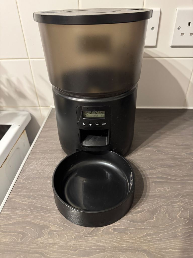 Automatic cat feeder 