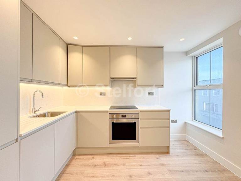 3 bedroom flat in Hornsey Road, London N7